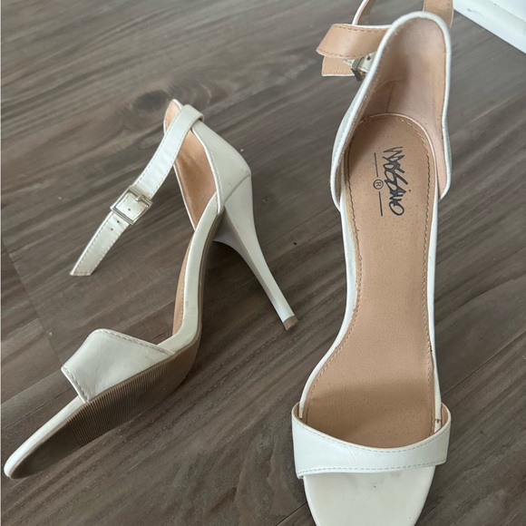 Classic white heels 7.5 - Picture 3 of 3